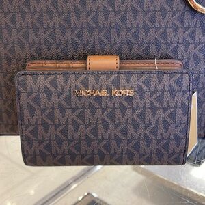 MICHAEL KORS
Medium Signature Logo Wallet 
Brown
NWT